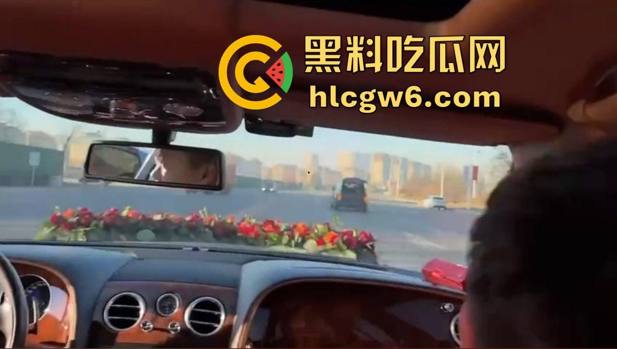 东北婚礼场面社死，前女友举标语爆料：腰是我掰的，肾是我累的，祝新娘接盘愉快！  第4张