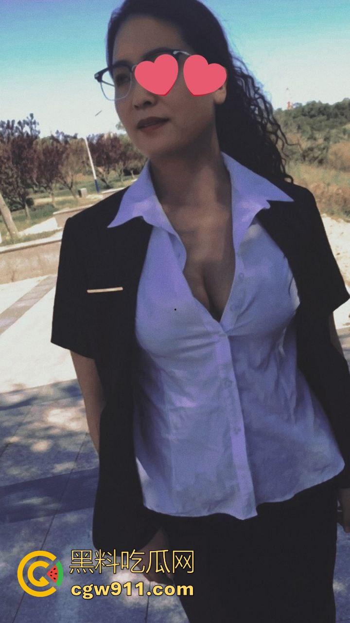 日常和四十多岁熟女教师做爱，四十熟女猛如虎，骑乘后入打桩，这熟女真有味道啊！  第2张