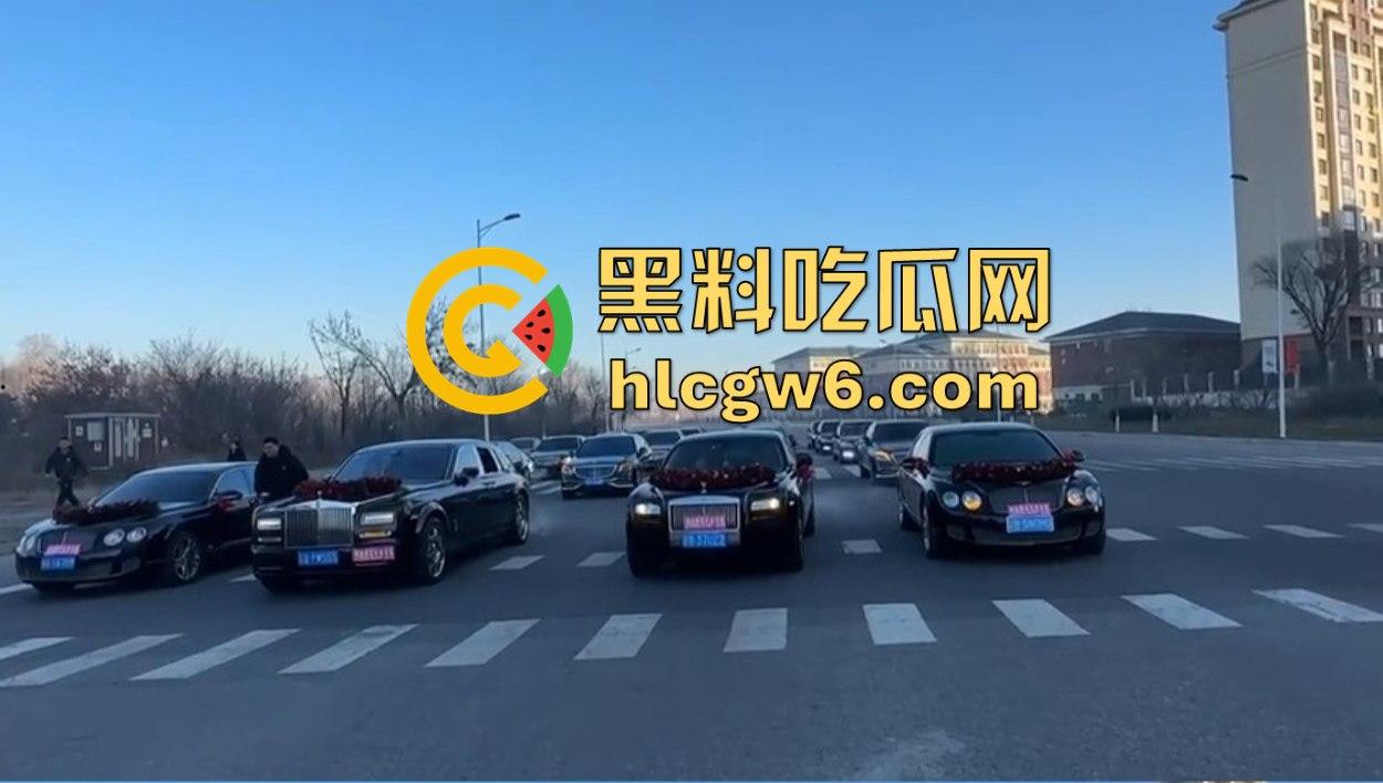 东北婚礼场面社死，前女友举标语爆料：腰是我掰的，肾是我累的，祝新娘接盘愉快！  第7张