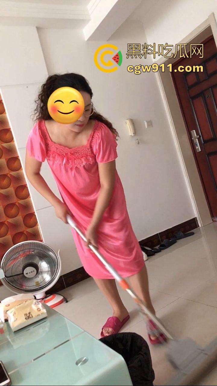 日常和四十多岁熟女教师做爱，四十熟女猛如虎，骑乘后入打桩，这熟女真有味道啊！  第4张