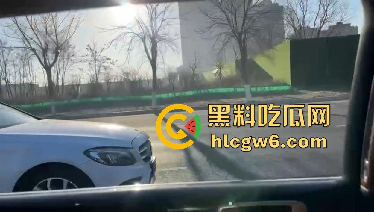 东北婚礼场面社死，前女友举标语爆料：腰是我掰的，肾是我累的，祝新娘接盘愉快！  第10张