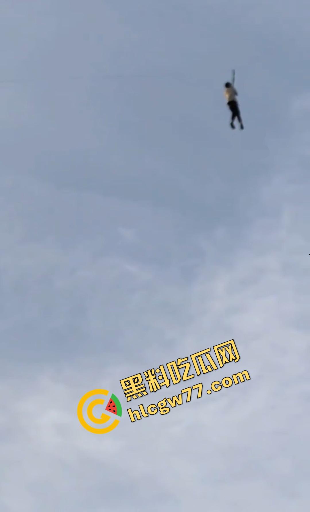 河北石家庄男子坐在风筝线的座位上飞起来大喊“操你妈的还钱”！险些被老鹰叼走小鸡鸡！  第1张