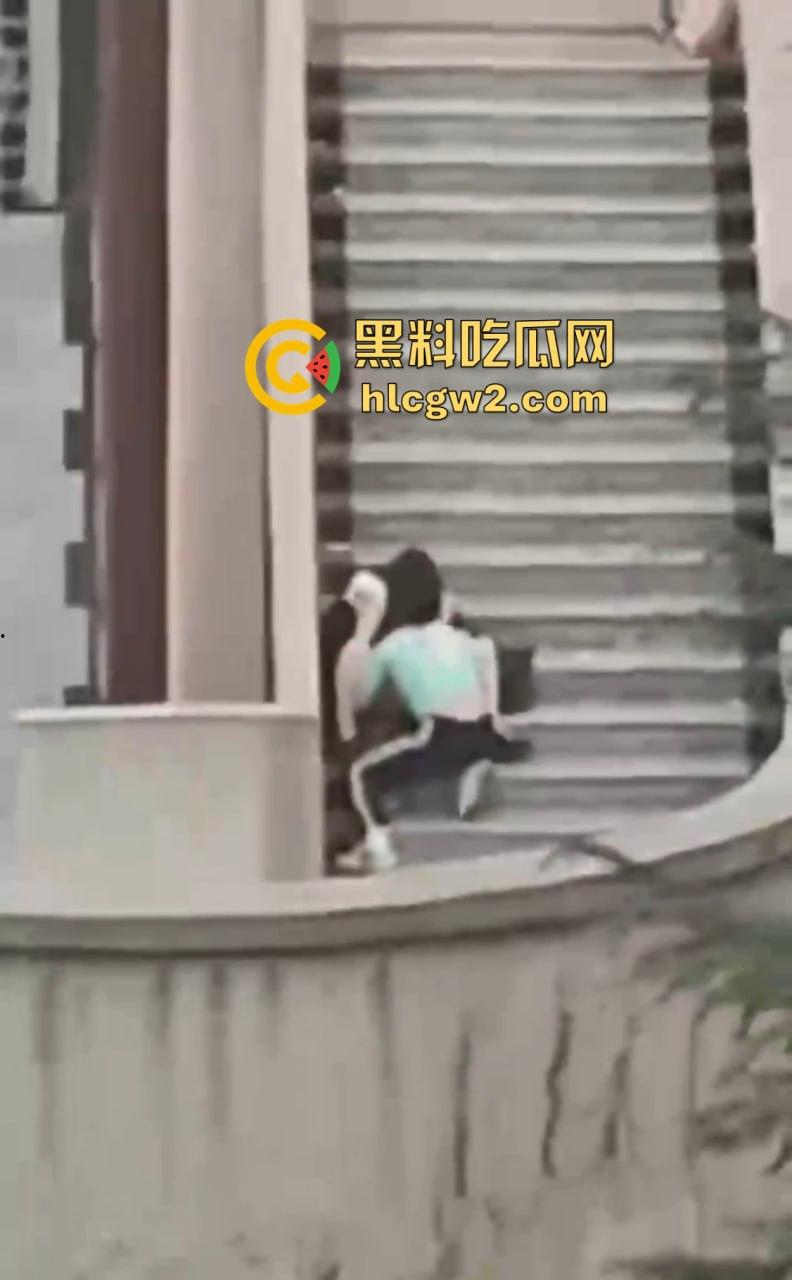 兰州交通大学楼梯口惊现舔逼狂魔  情侣温存男友上头狂舔边舔边看敌情，妹子淫水直流全校看笑话！ 第3张