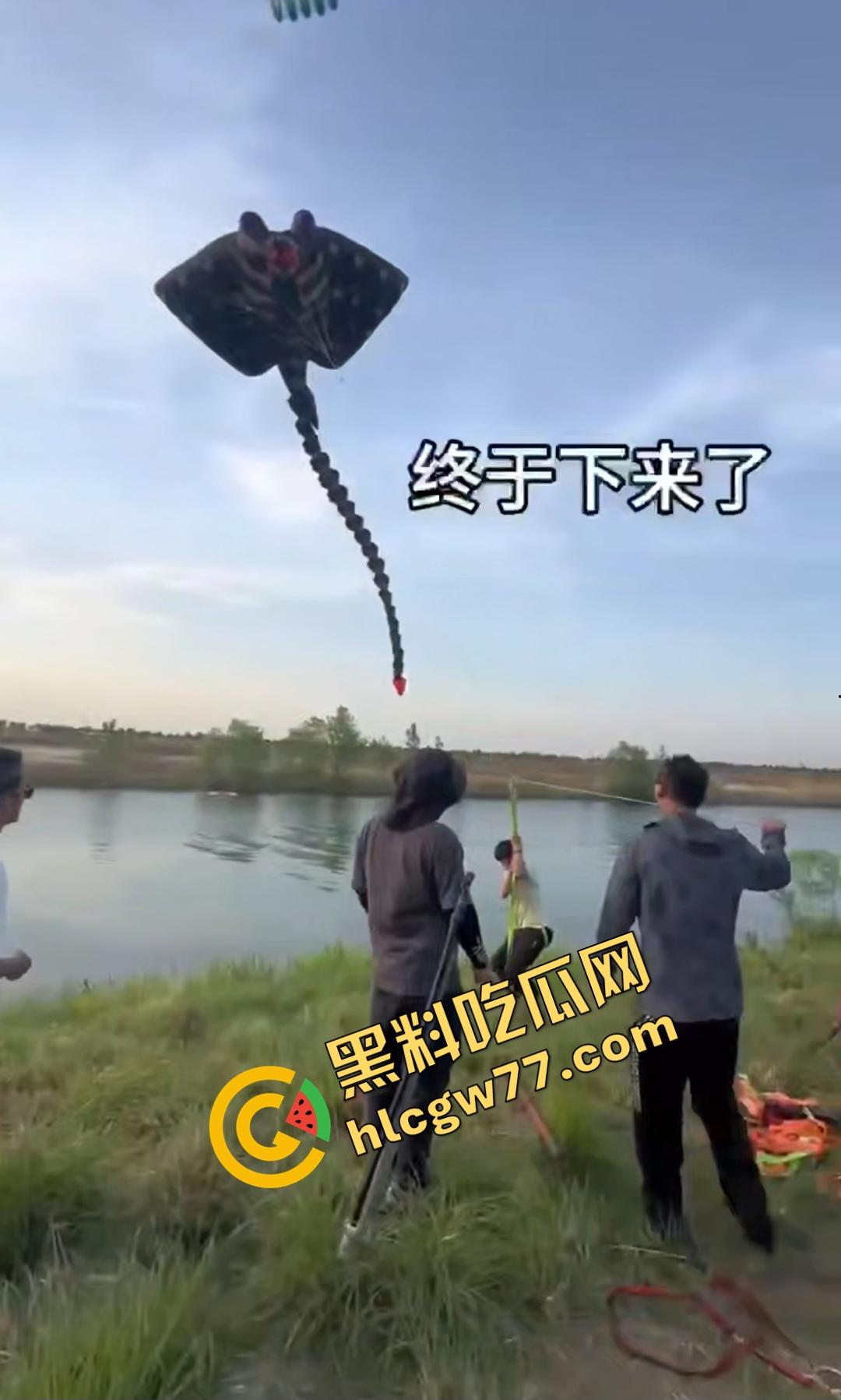 河北石家庄男子坐在风筝线的座位上飞起来大喊“操你妈的还钱”！险些被老鹰叼走小鸡鸡！  第8张