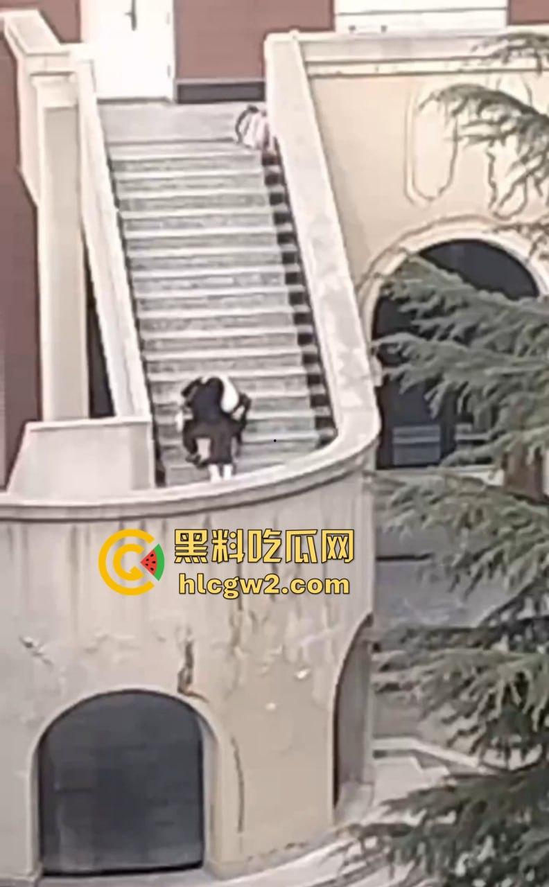兰州交通大学楼梯口惊现舔逼狂魔  情侣温存男友上头狂舔边舔边看敌情，妹子淫水直流全校看笑话！ 第4张