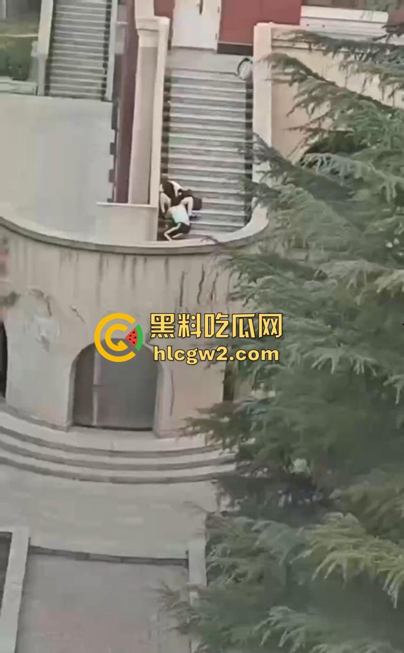 兰州交通大学楼梯口惊现舔逼狂魔  情侣温存男友上头狂舔边舔边看敌情，妹子淫水直流全校看笑话！ 第5张
