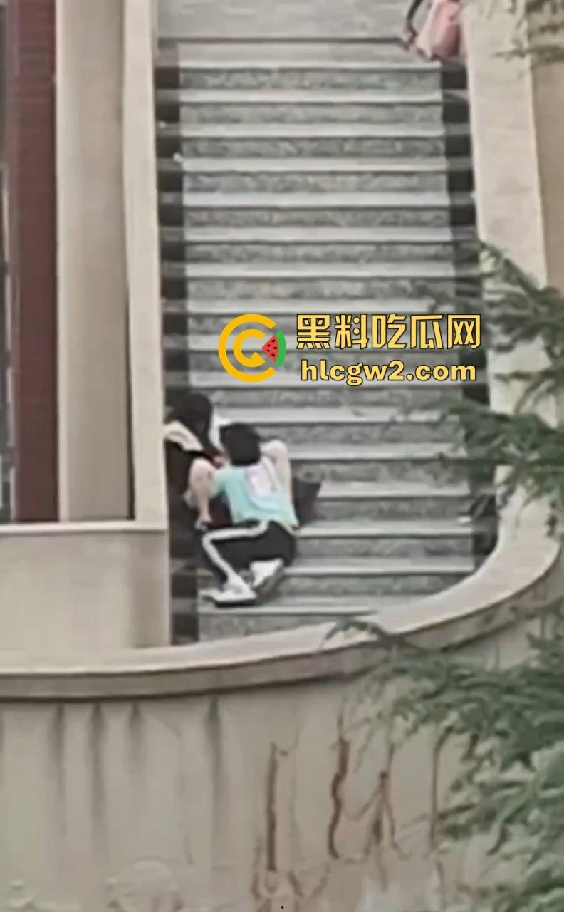 兰州交通大学楼梯口惊现舔逼狂魔  情侣温存男友上头狂舔边舔边看敌情，妹子淫水直流全校看笑话！ 第6张