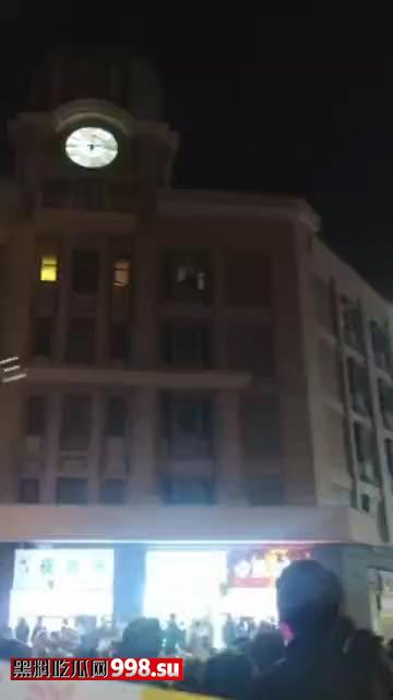 城会玩！小情侣跨年夜亲热，没想到成为直播现场  第2张