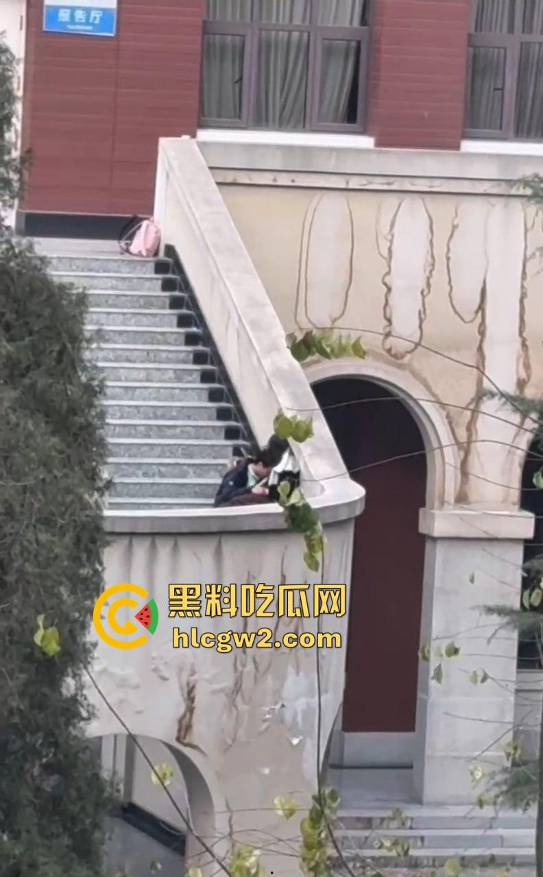 兰州交通大学楼梯口惊现舔逼狂魔  情侣温存男友上头狂舔边舔边看敌情，妹子淫水直流全校看笑话！ 第7张