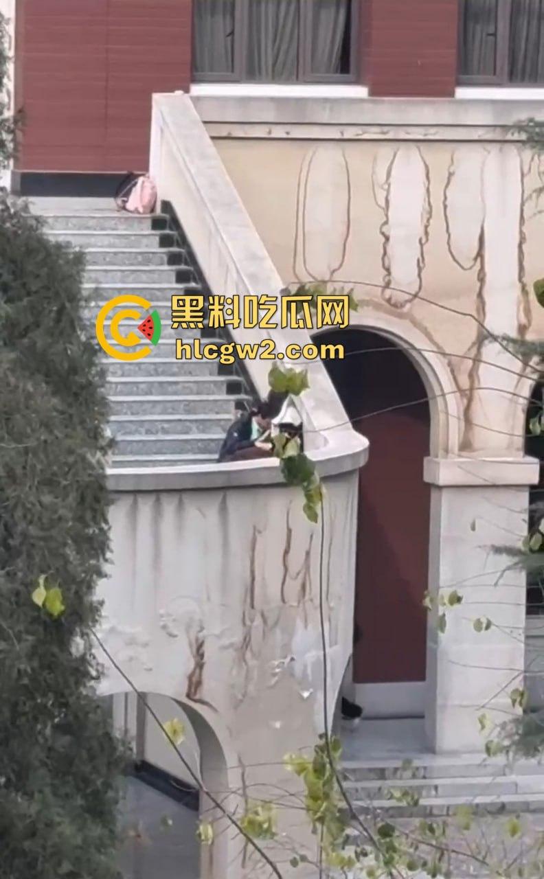 兰州交通大学楼梯口惊现舔逼狂魔  情侣温存男友上头狂舔边舔边看敌情，妹子淫水直流全校看笑话！ 第8张