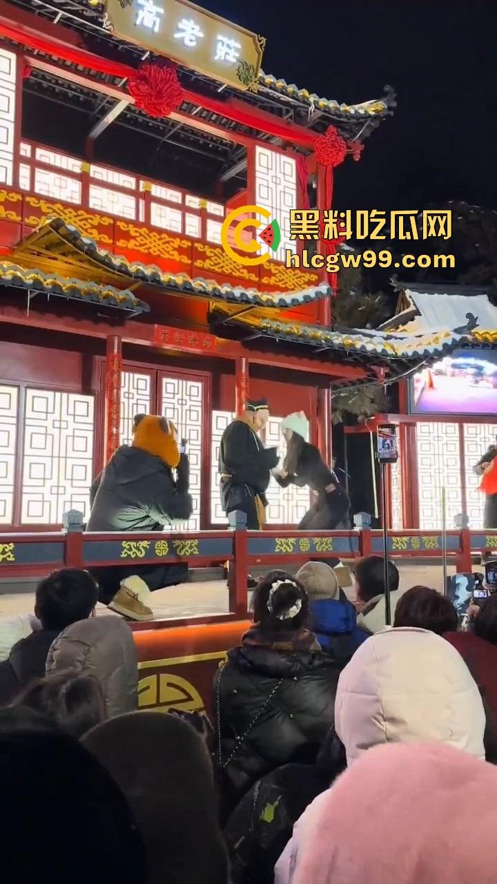 长春动植物公园惊现遛猪新玩法,斯文眼镜妹一秒变女流氓，八戒哥裤腰带被扯开，牵着猪头直接遛大街！  第2张