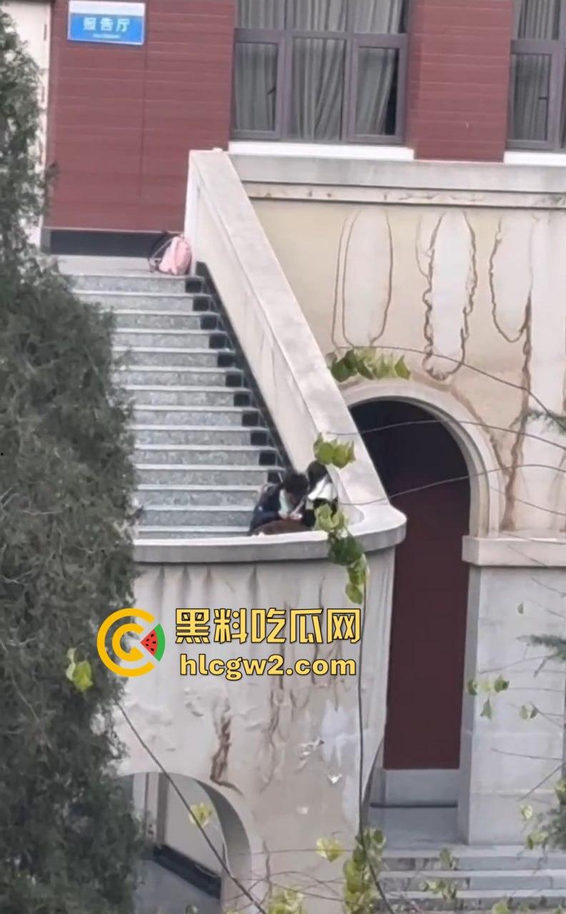 兰州交通大学楼梯口惊现舔逼狂魔  情侣温存男友上头狂舔边舔边看敌情，妹子淫水直流全校看笑话！ 第9张