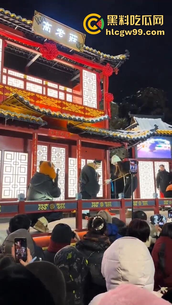 长春动植物公园惊现遛猪新玩法,斯文眼镜妹一秒变女流氓，八戒哥裤腰带被扯开，牵着猪头直接遛大街！  第3张