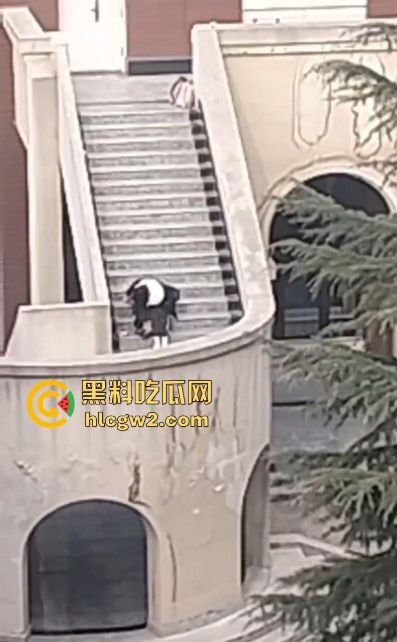 兰州交通大学楼梯口惊现舔逼狂魔  情侣温存男友上头狂舔边舔边看敌情，妹子淫水直流全校看笑话！ 第10张