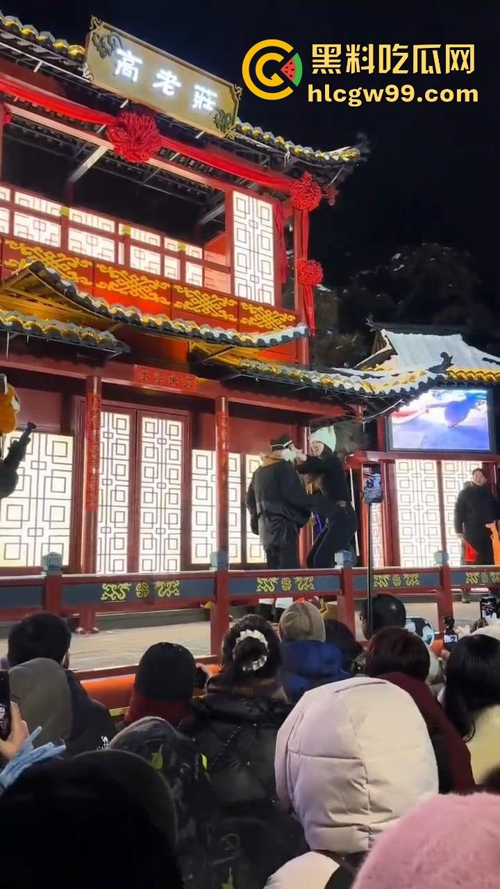 长春动植物公园惊现遛猪新玩法,斯文眼镜妹一秒变女流氓，八戒哥裤腰带被扯开，牵着猪头直接遛大街！  第4张