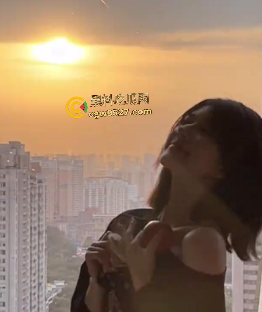 大明星【赵露思】直播扎头发，穿低胸装故意低头，走光露奶，露完后还装不小心，骚货是演不出来的！  第2张