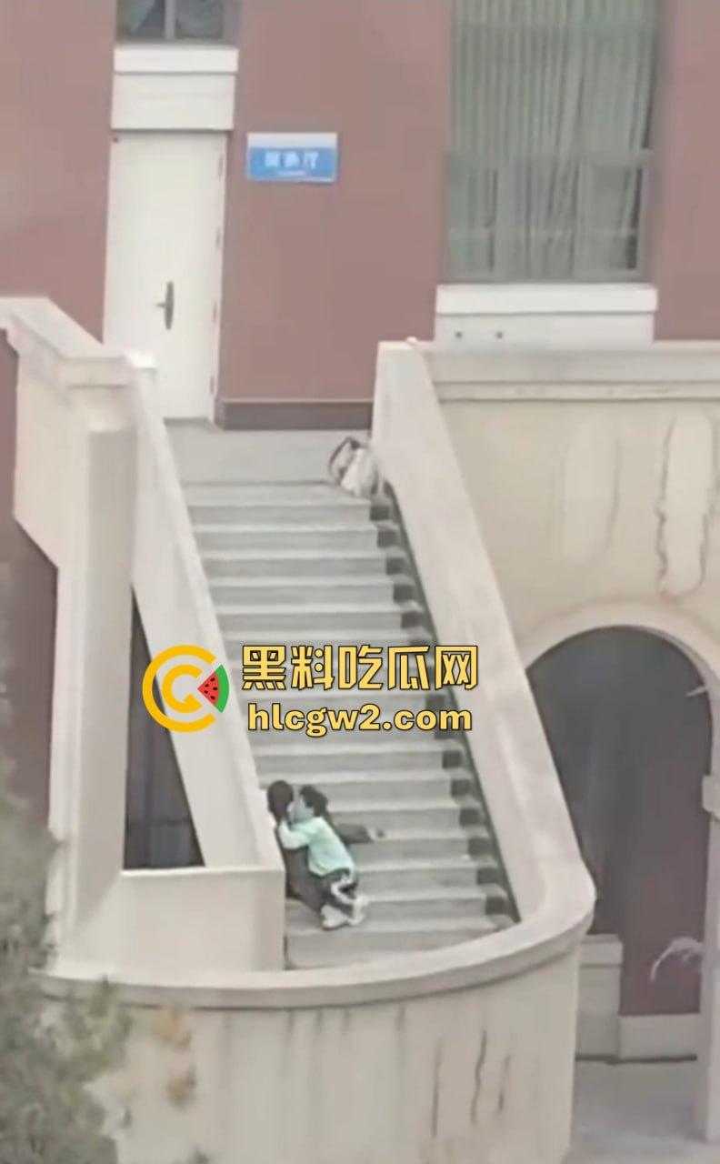 兰州交通大学楼梯口惊现舔逼狂魔  情侣温存男友上头狂舔边舔边看敌情，妹子淫水直流全校看笑话！ 第12张