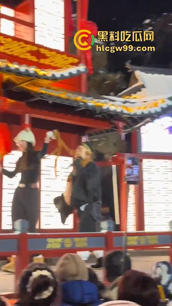 长春动植物公园惊现遛猪新玩法,斯文眼镜妹一秒变女流氓，八戒哥裤腰带被扯开，牵着猪头直接遛大街！  第5张