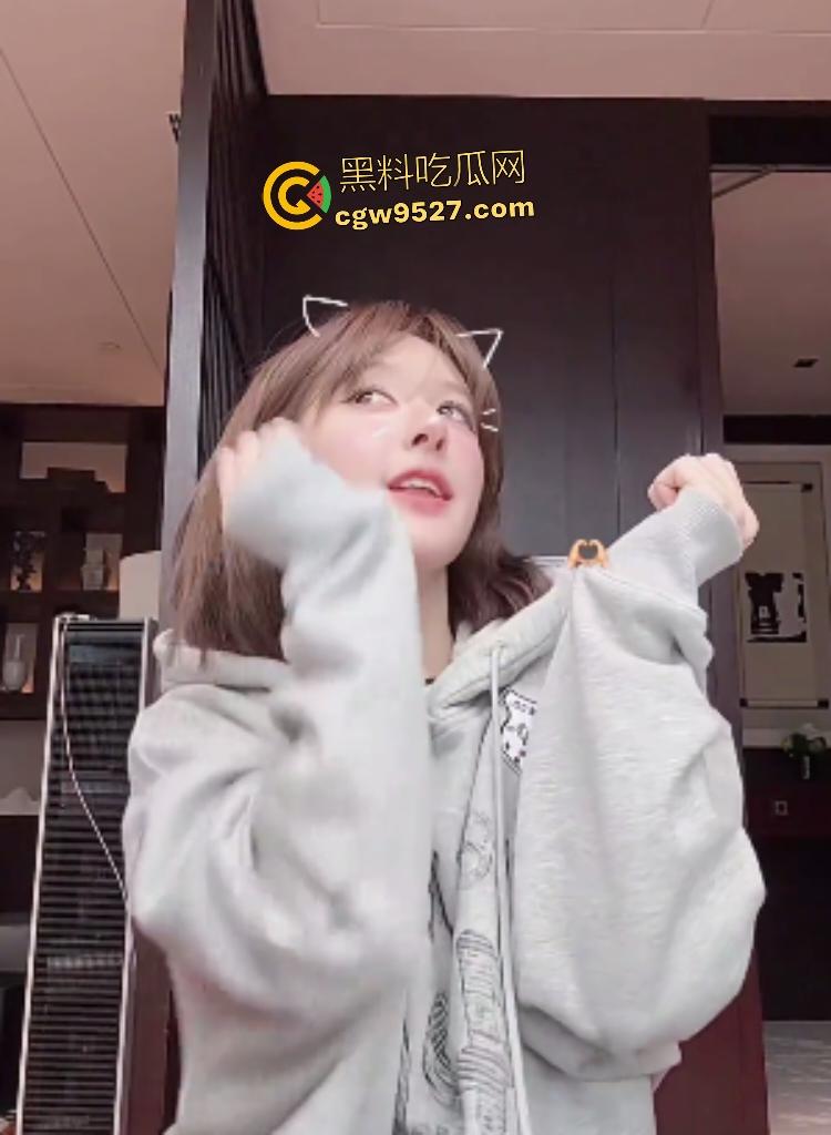 大明星【赵露思】直播扎头发，穿低胸装故意低头，走光露奶，露完后还装不小心，骚货是演不出来的！  第4张