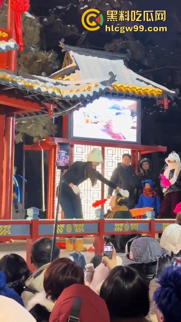 长春动植物公园惊现遛猪新玩法,斯文眼镜妹一秒变女流氓，八戒哥裤腰带被扯开，牵着猪头直接遛大街！  第7张