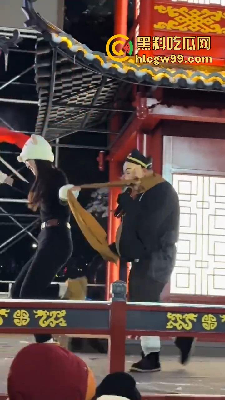 长春动植物公园惊现遛猪新玩法,斯文眼镜妹一秒变女流氓，八戒哥裤腰带被扯开，牵着猪头直接遛大街！  第8张