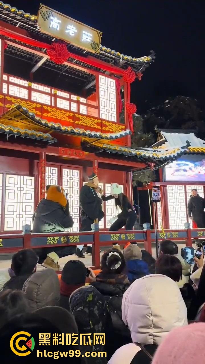 长春动植物公园惊现遛猪新玩法,斯文眼镜妹一秒变女流氓，八戒哥裤腰带被扯开，牵着猪头直接遛大街！  第10张