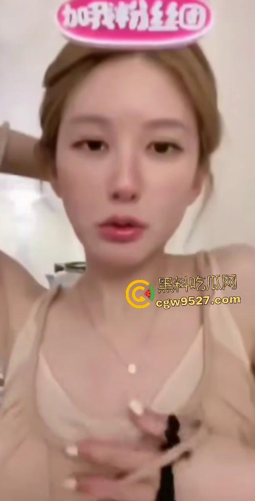 大明星【赵露思】直播扎头发，穿低胸装故意低头，走光露奶，露完后还装不小心，骚货是演不出来的！  第7张