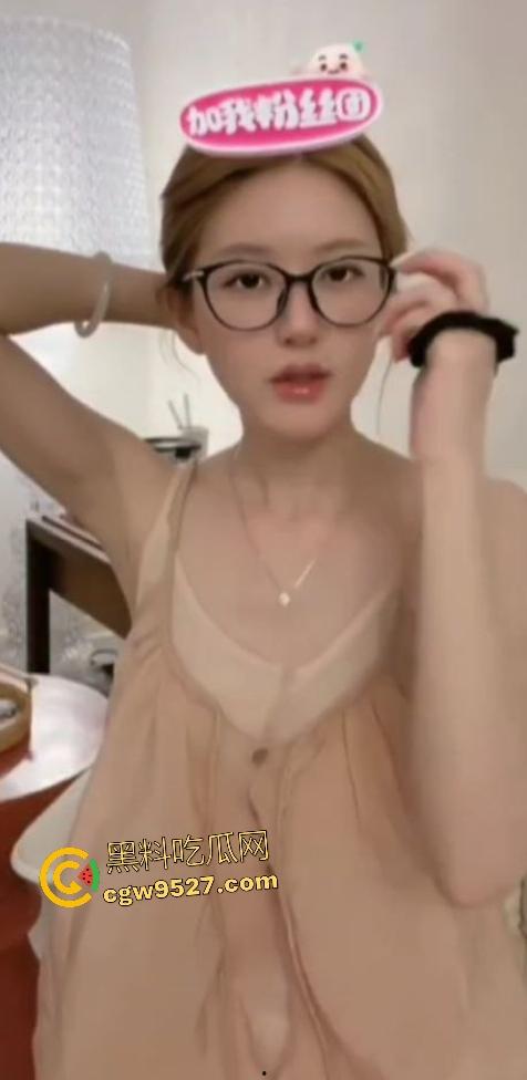 大明星【赵露思】直播扎头发，穿低胸装故意低头，走光露奶，露完后还装不小心，骚货是演不出来的！  第8张