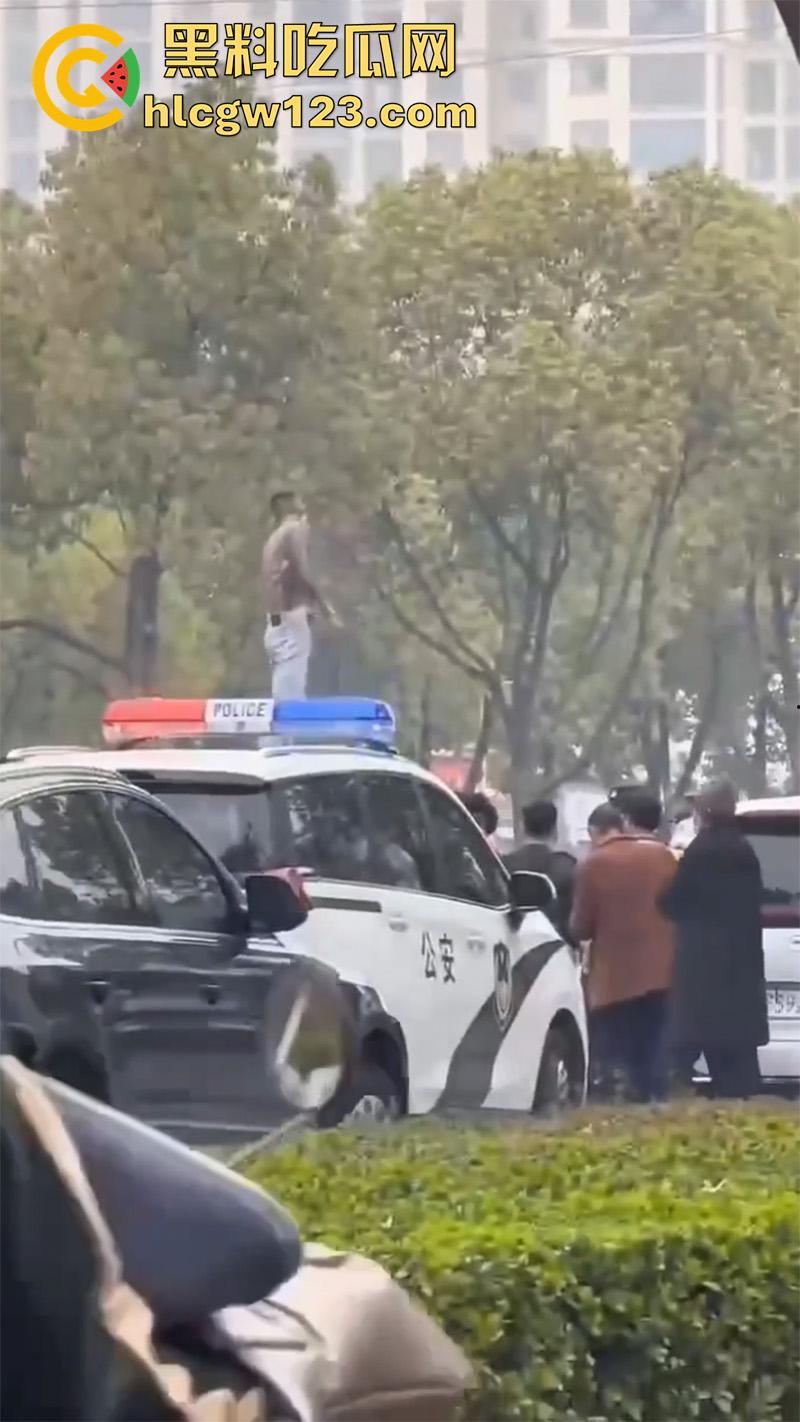 河南信阳纹身小伙，吸毒后当街疯狂砸车警车也不放过，叔叔都是见过大场面的完全不慌！  第2张