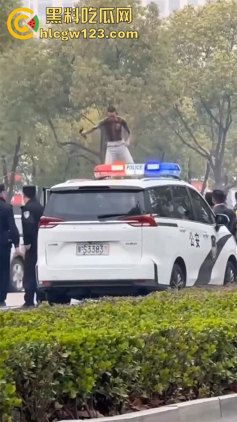 河南信阳纹身小伙，吸毒后当街疯狂砸车警车也不放过，叔叔都是见过大场面的完全不慌！  第3张