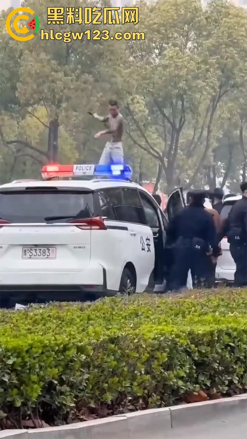 河南信阳纹身小伙，吸毒后当街疯狂砸车警车也不放过，叔叔都是见过大场面的完全不慌！  第4张
