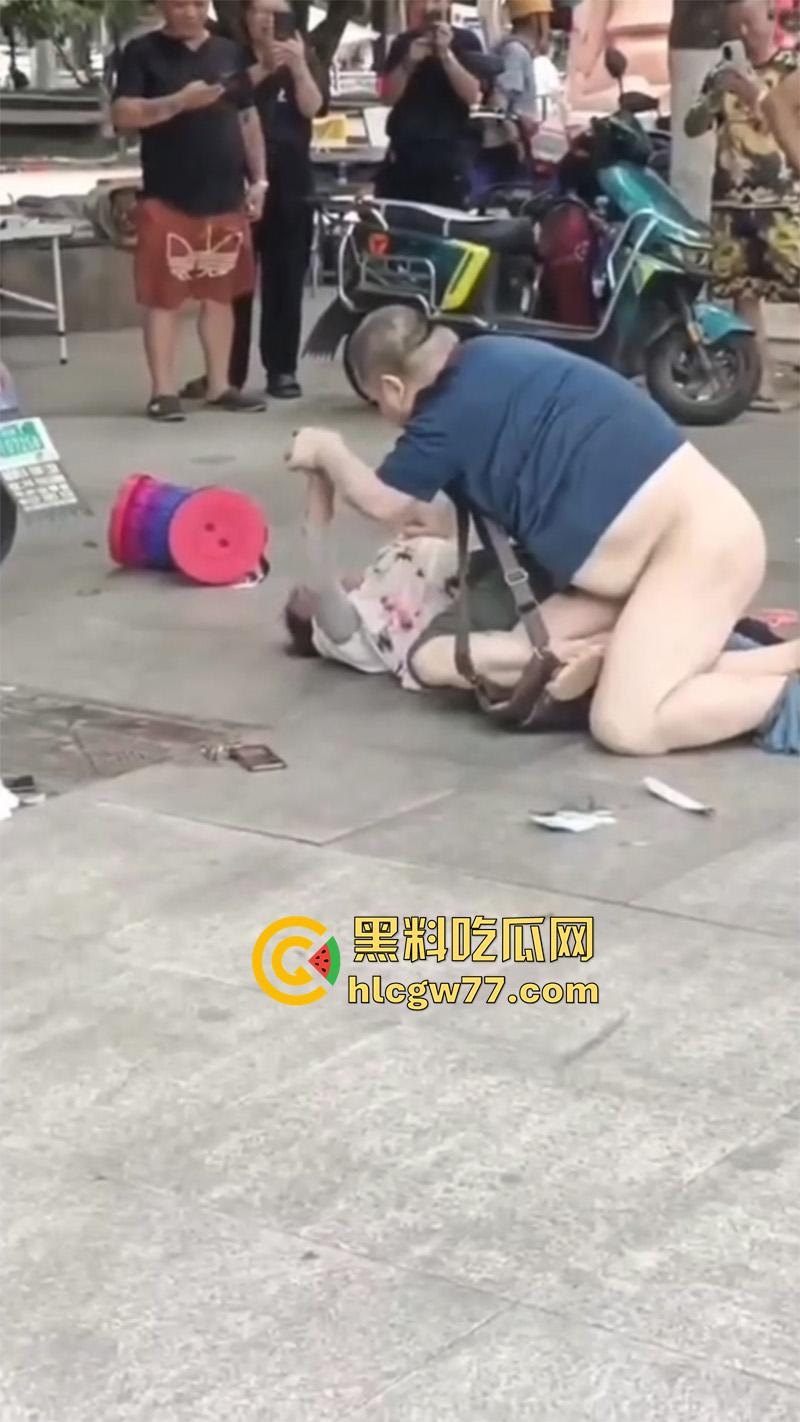 广场舞大爷耍流氓 背着老伴操大娘 气得大娘当街撕逼 给大爷都扒光了  第3张