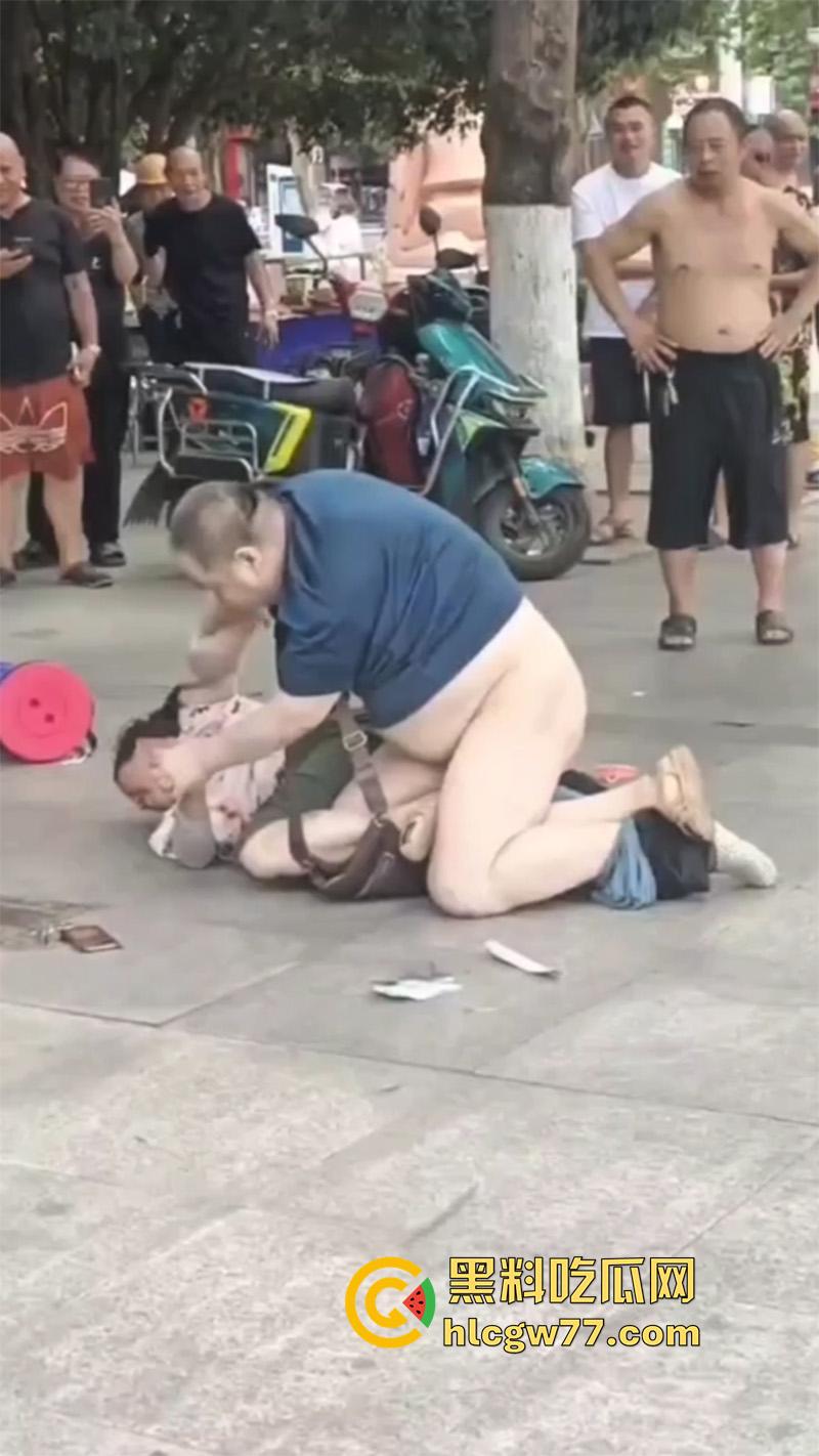 广场舞大爷耍流氓 背着老伴操大娘 气得大娘当街撕逼 给大爷都扒光了  第4张