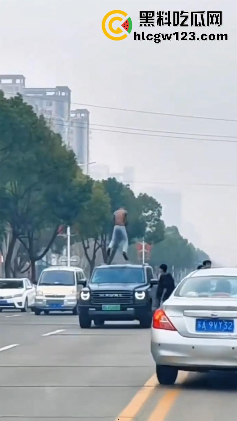 河南信阳纹身小伙，吸毒后当街疯狂砸车警车也不放过，叔叔都是见过大场面的完全不慌！  第6张