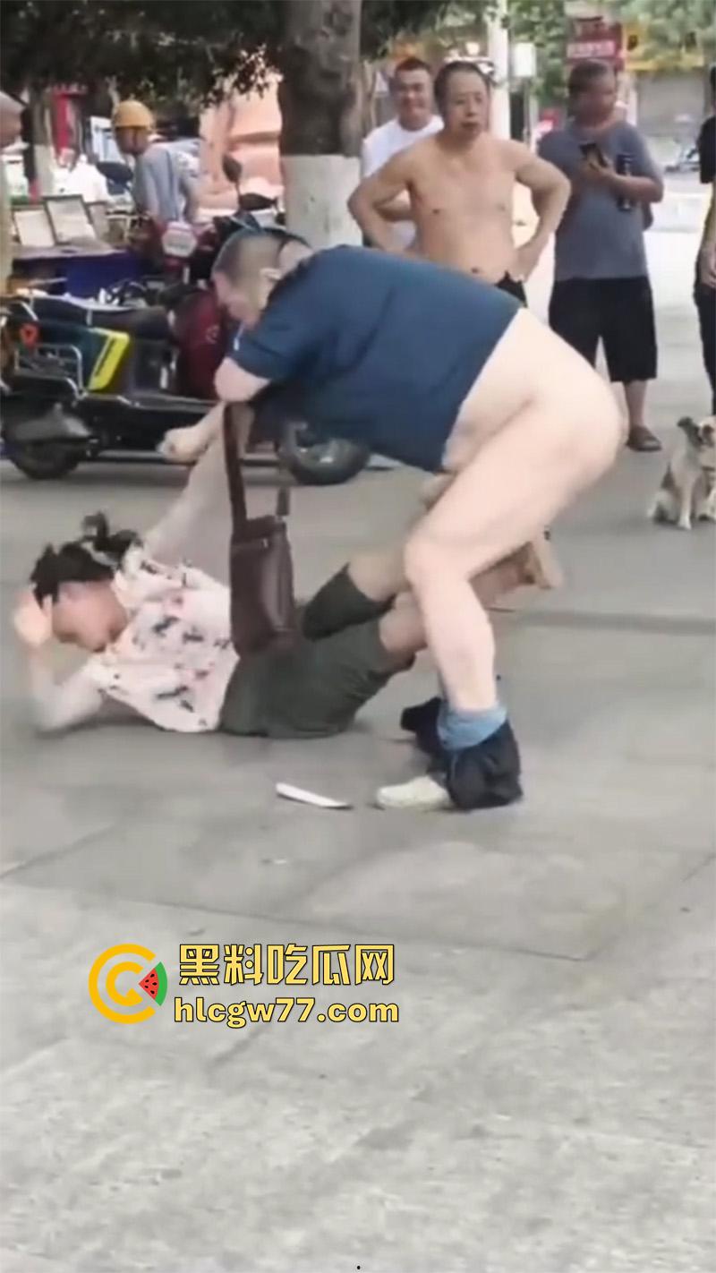 广场舞大爷耍流氓 背着老伴操大娘 气得大娘当街撕逼 给大爷都扒光了  第5张