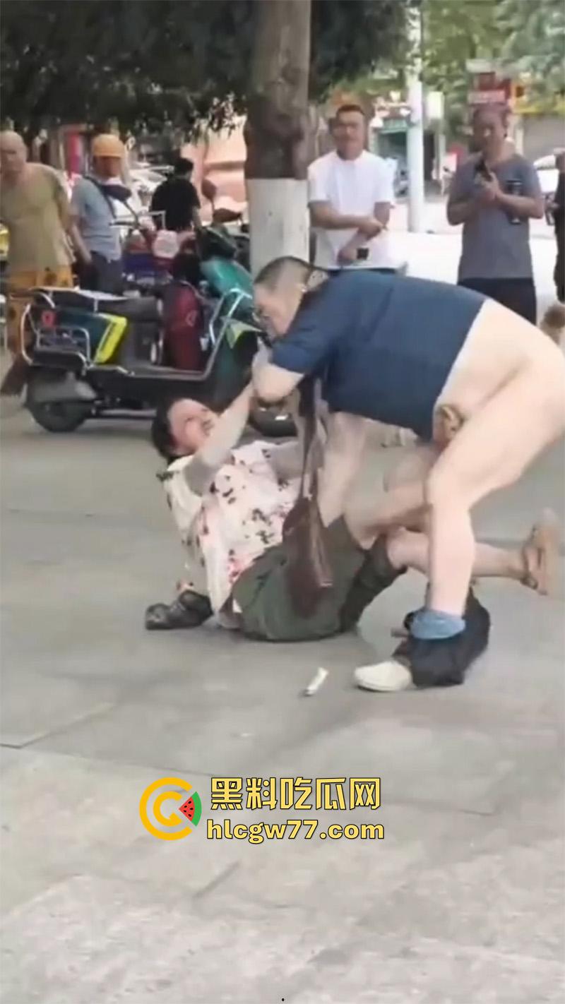 广场舞大爷耍流氓 背着老伴操大娘 气得大娘当街撕逼 给大爷都扒光了  第6张