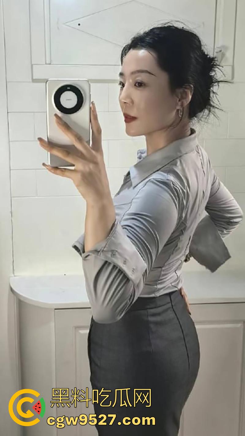 真实乱伦大奶肥臀丈母娘，老丈人外出打工，趁机拿下岳母每日抽插，老婆一走直接开干，太刺激了！  第2张