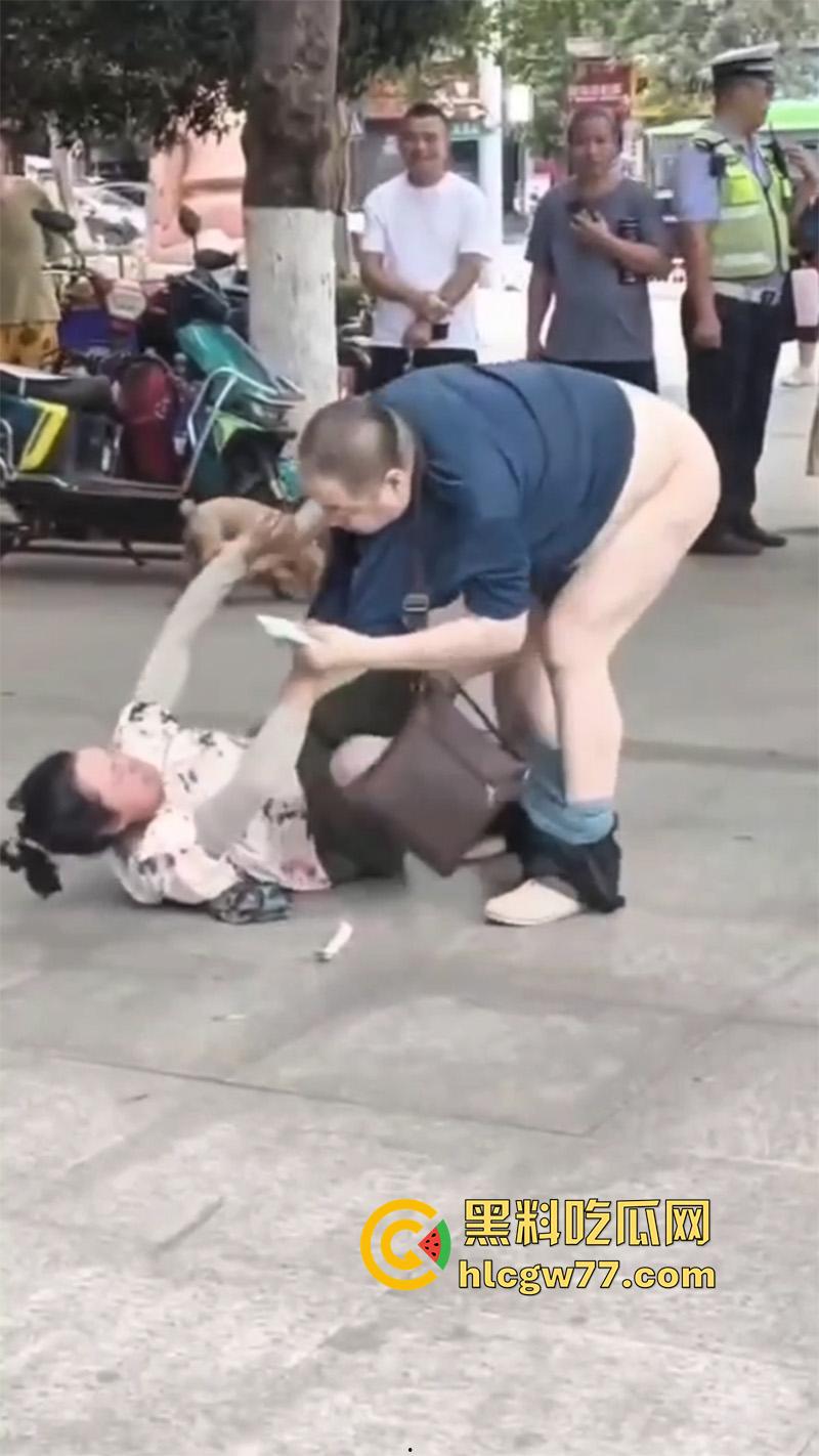 广场舞大爷耍流氓 背着老伴操大娘 气得大娘当街撕逼 给大爷都扒光了  第7张