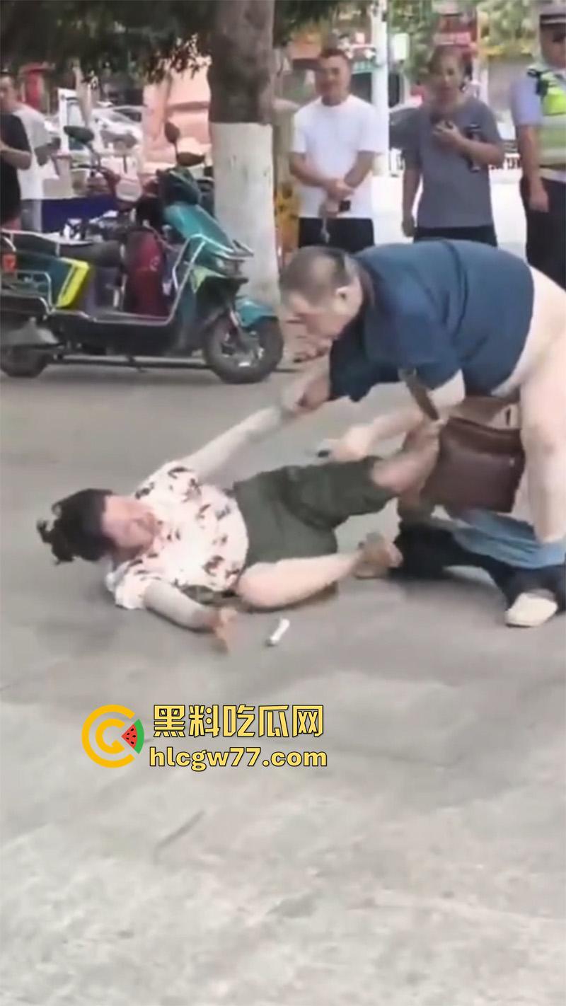 广场舞大爷耍流氓 背着老伴操大娘 气得大娘当街撕逼 给大爷都扒光了  第8张