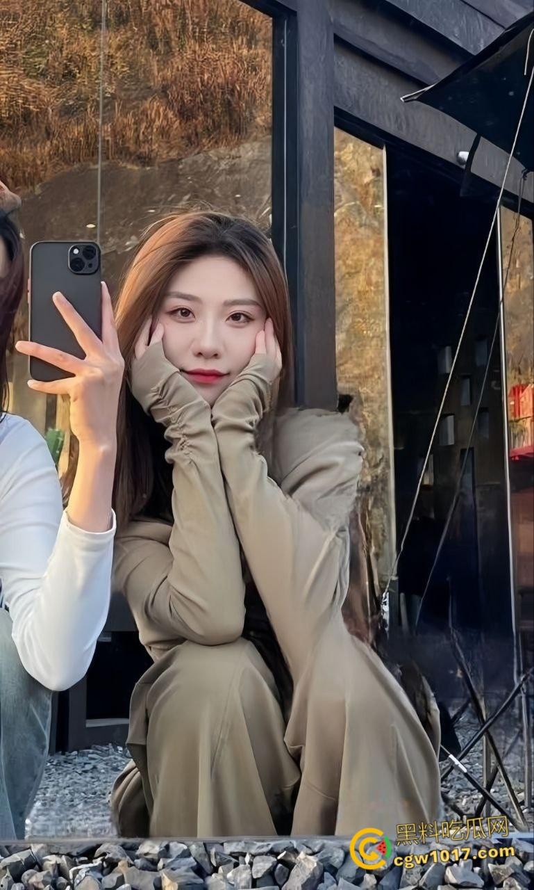 湖南涉外学院【邓妮】，骚浪小母狗露脸挨操，饥渴舔屌犹如欲兽，屌插肉穴蛋震花蒂，反差骚浪堪称极品！  第3张