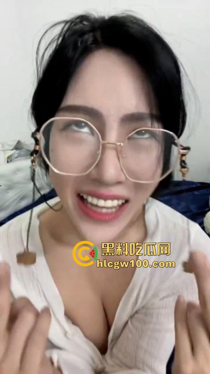 推特【zhuhentai】最抽象癫狂的骚母狗 摆出各种及其夸张的姿势和表情 再多看一眼我都怕她吃了我  第1张