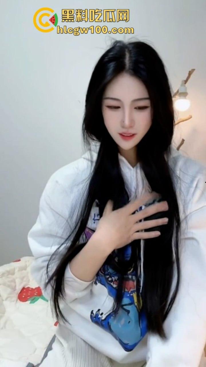 推特【zhuhentai】最抽象癫狂的骚母狗 摆出各种及其夸张的姿势和表情 再多看一眼我都怕她吃了我  第2张