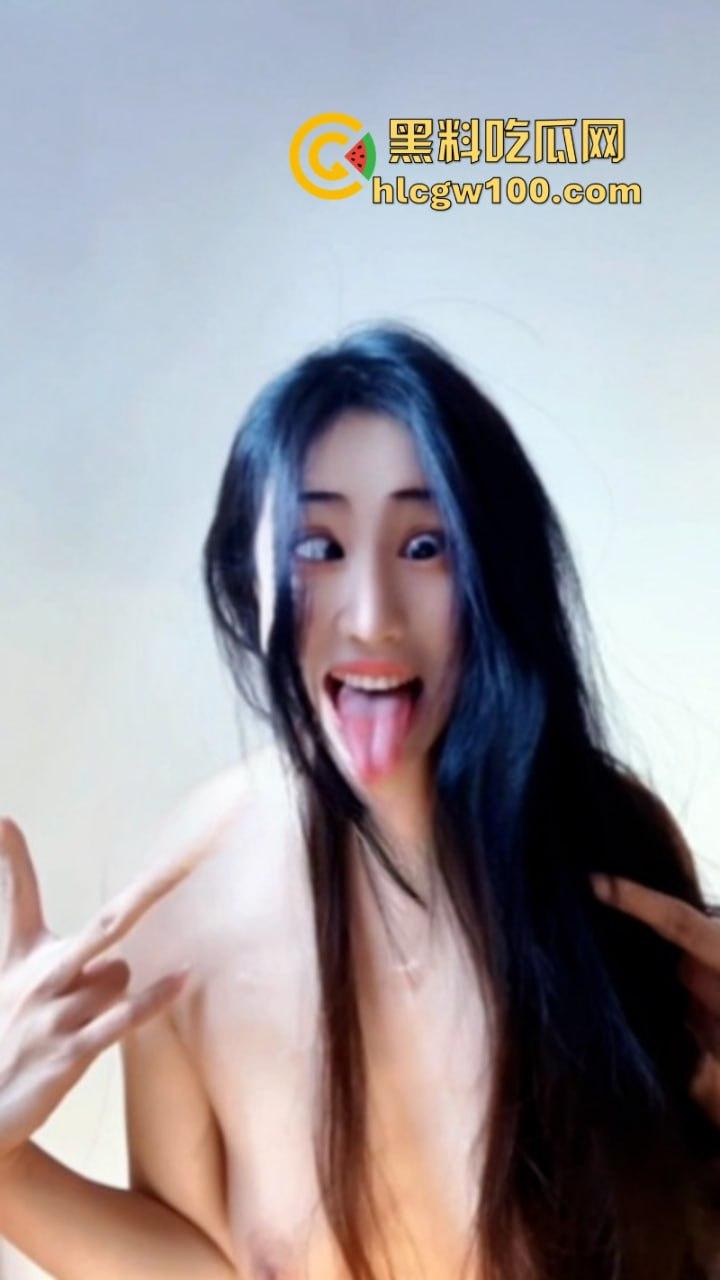 推特【zhuhentai】最抽象癫狂的骚母狗 摆出各种及其夸张的姿势和表情 再多看一眼我都怕她吃了我  第4张