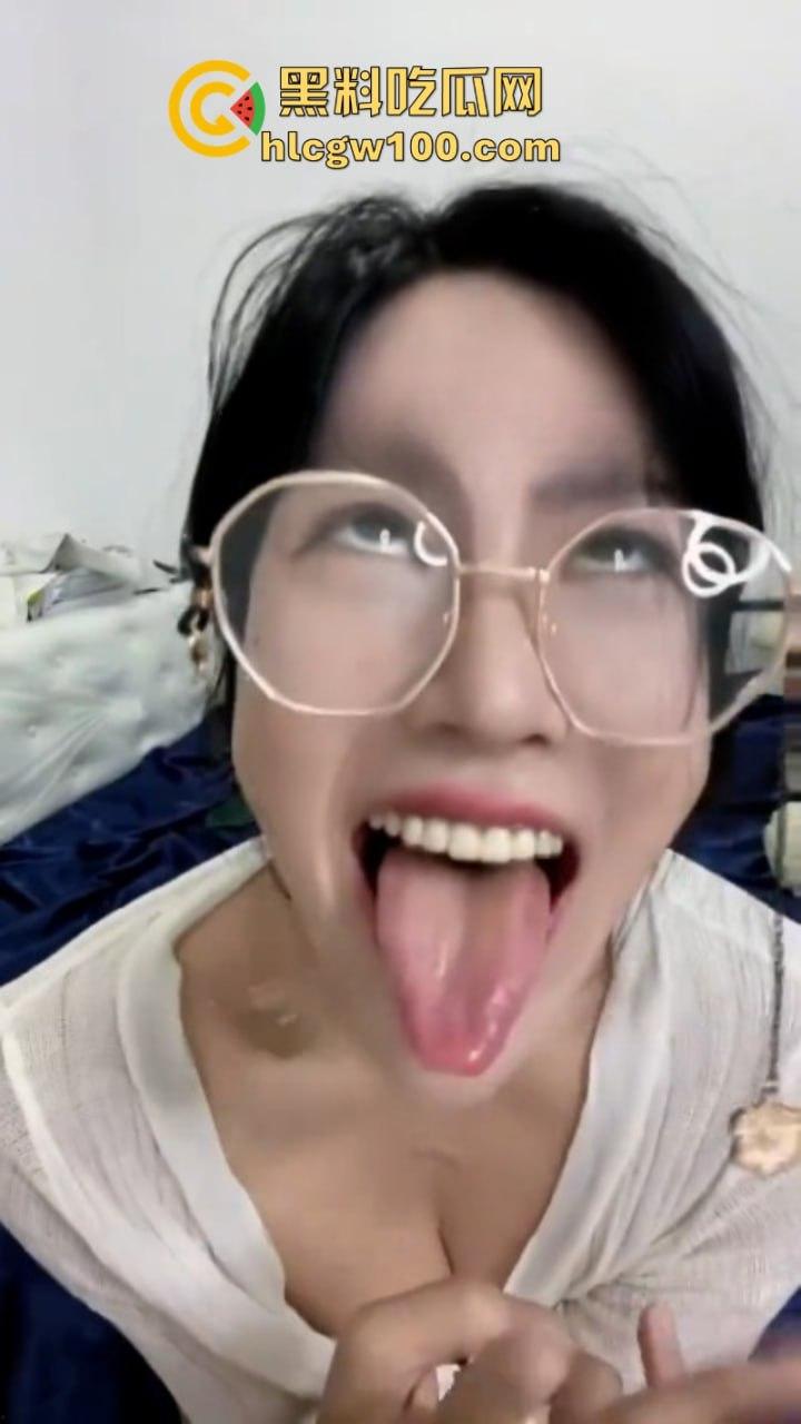 推特【zhuhentai】最抽象癫狂的骚母狗 摆出各种及其夸张的姿势和表情 再多看一眼我都怕她吃了我  第5张