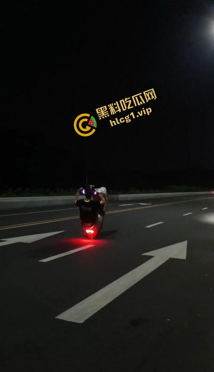 广东中山小榄镇 鬼火少年炫技飙车失败 对撞致车辆散架 倒地不起！  第3张