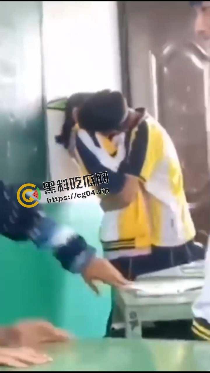 校园偷吃禁果合集 年轻人就是火气旺啊 随时随地都能来一发  第1张