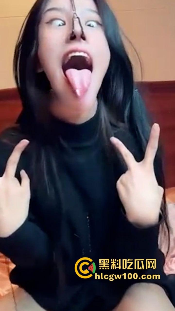 推特【zhuhentai】最抽象癫狂的骚母狗 摆出各种及其夸张的姿势和表情 再多看一眼我都怕她吃了我  第6张