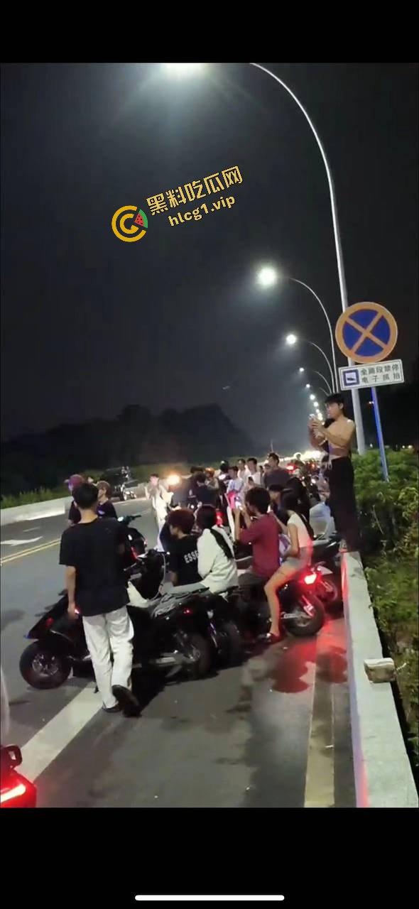 广东中山小榄镇 鬼火少年炫技飙车失败 对撞致车辆散架 倒地不起！  第4张