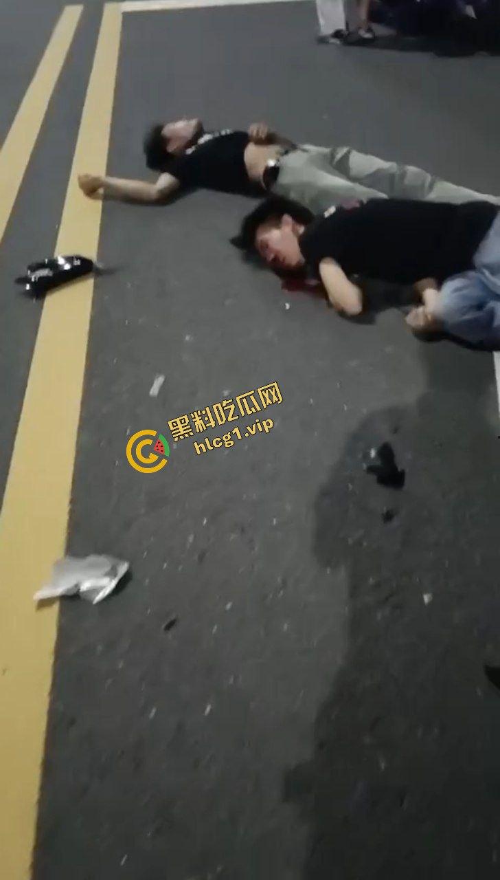 广东中山小榄镇 鬼火少年炫技飙车失败 对撞致车辆散架 倒地不起！  第5张