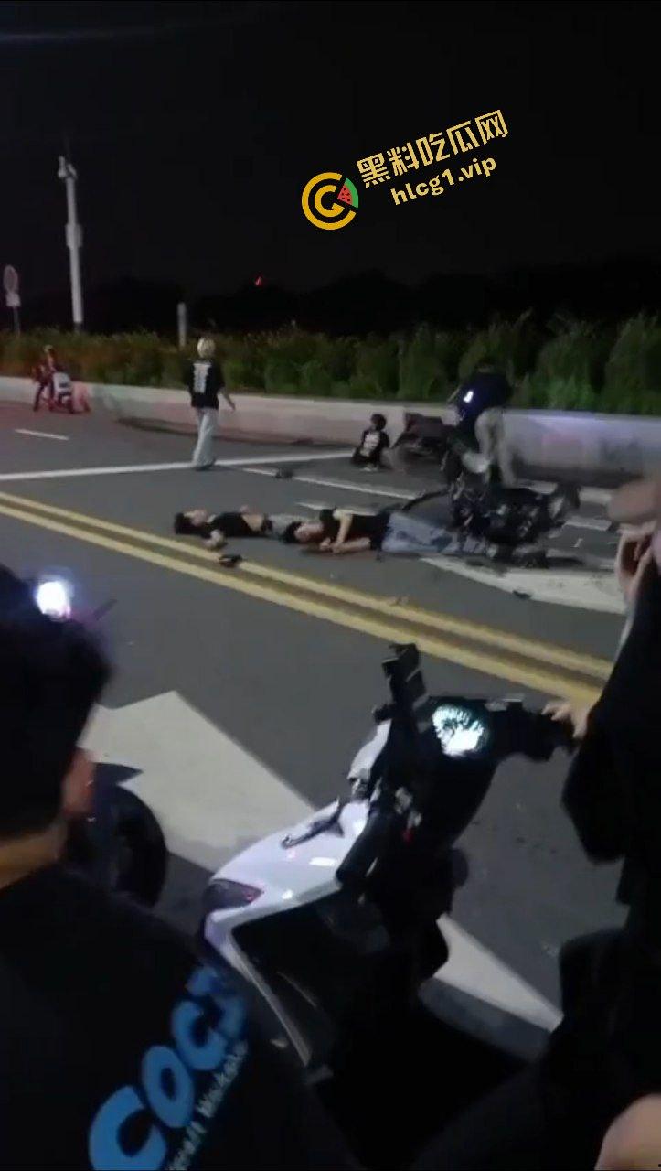 广东中山小榄镇 鬼火少年炫技飙车失败 对撞致车辆散架 倒地不起！  第6张